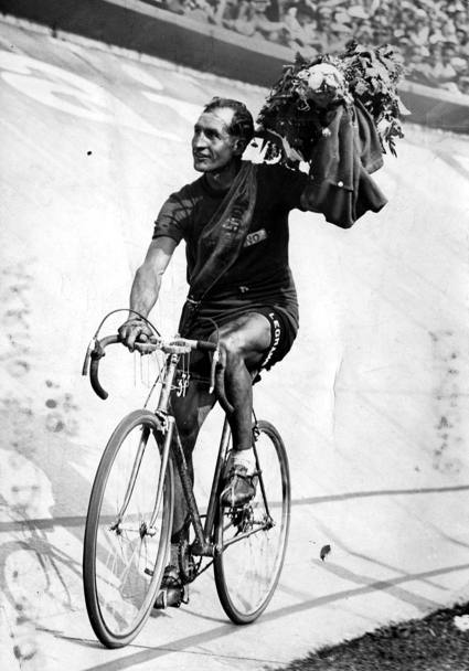 Parigi, Parco dei Principi, giro d’onore di Gino Bartali vincitore del suo secondo Tour de France, edizione 1948 (Presse Sports)